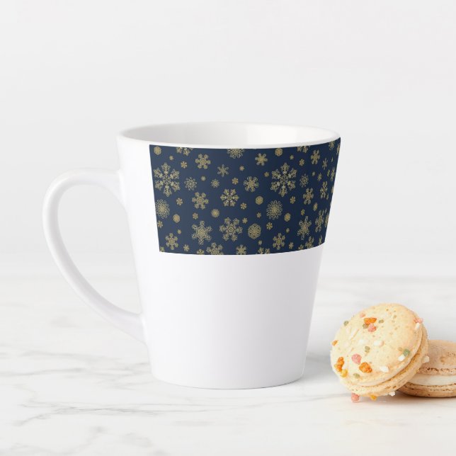 Tasse Latte Elegant Gold Snowflake Winter Pattern (En situation)