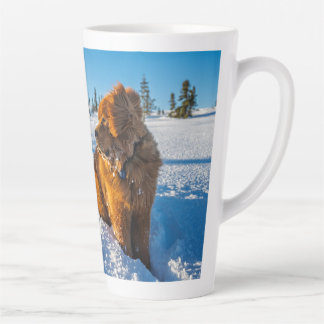 Tasse Latte En attente dans la neige