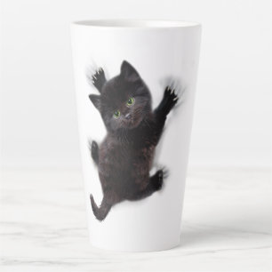 Tasse Latte Escalade de chat noir sur le dos humain