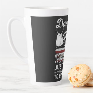 Tasse Latte Fille d'une famille militaire patriotique et vétér