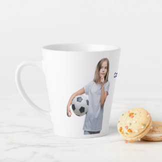 Tasse Latte Fille réfléchie et balle de football