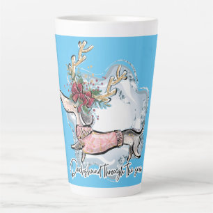 Tasse Latte Fille teckel à travers la neige