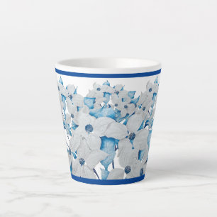 Tasse Latte Fleurs de bois de chien sur une petite boue en lat