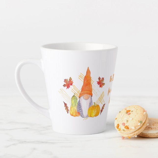 Tasse Latte Gnome d'automne Thanksgiving (En situation)