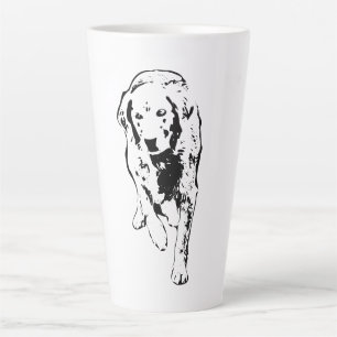 Tasse Latte Golden Strid à travers la lumière d'automne