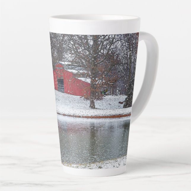 Tasse Latte Grange Rouge Dans La Neige (Angle droit)