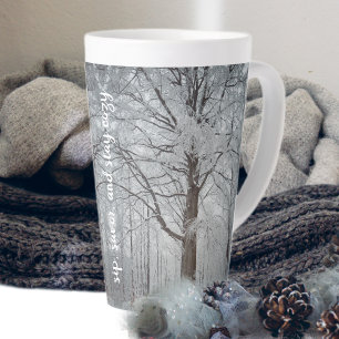 Tasse Latte Hêtre majestueux dans la forêt d'hiver