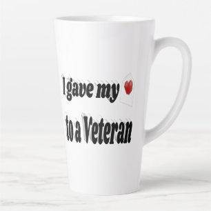 Tasse Latte J'ai donné mon coeur à un texte noir vétéran