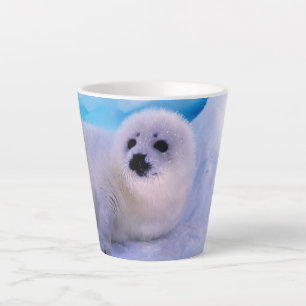 Tasse Latte Jeune phoque de la harpe recouvert de flocons de n