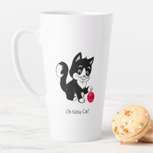 Tasse Latte Joli tuxedo noir & blanc chat chaton avec balle ro (En situation)