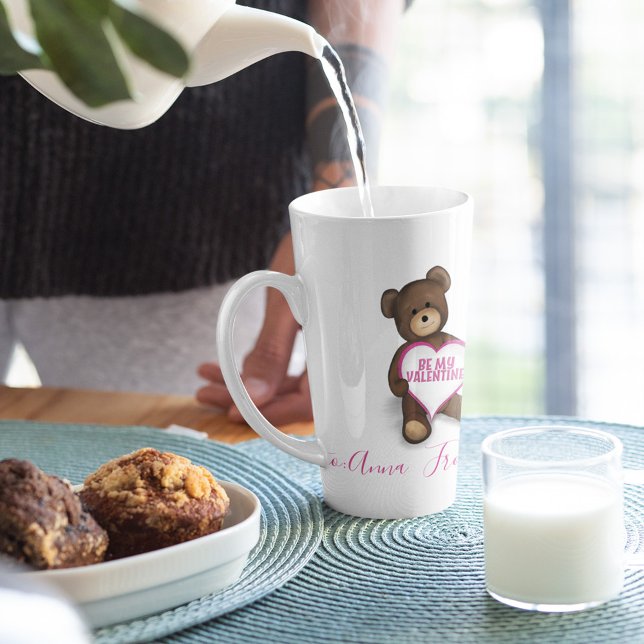 Tasse Latte Jour de Valnetine personnalisée Ours en peluche Vi (Cute teddy bear Valentine mug with heart message and personalized names romantic gift design.)