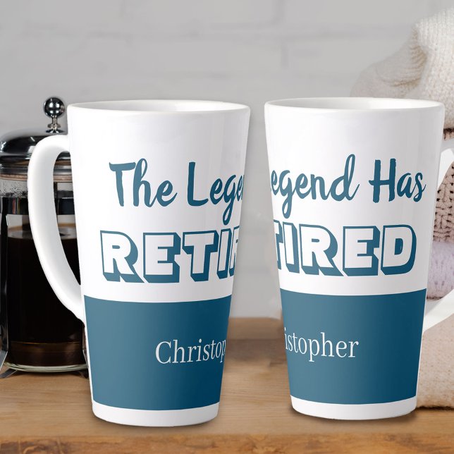 Tasse Latte La légende a retraité la retraite bleue et blanche (The Legend has Retired blue and white personalized retirement mug)