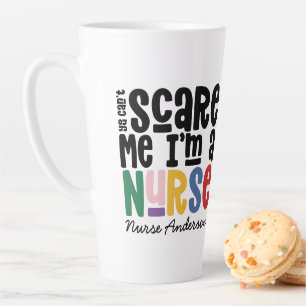 Tasse Latte La typographie amusante des infirmières arc-en-cie