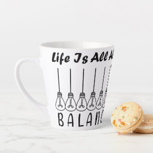 Tasse Latte La vie, c'est l'équilibre de l'inspiration de moti