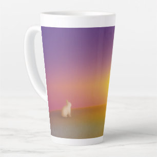 Tasse Latte Lapin blanc mignon sur Grassy Hill au lever du sol