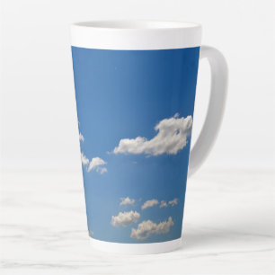 Tasse Latte Le ciel est bleu et les nuages blancs passent