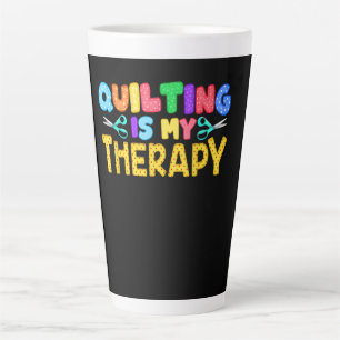 Tasse Latte Le courtepointe est ma thérapie   Cadeaux Annivers