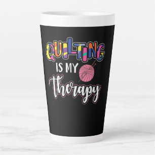 Tasse Latte Le courtepointe est ma thérapie   Drôle cadeau de 