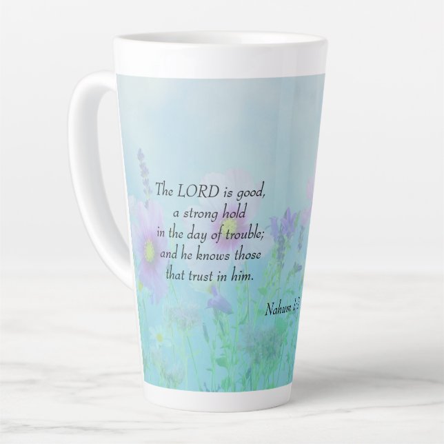 Tasse Latte Le Seigneur Est Bon - Nahum 1:7 (Angle gauche)