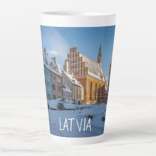 Tasse Latte L'église Saint-Pierre en hiver à Riga, Lettonie