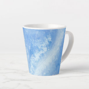 Tasse Latte Lorsque les vagues de l'océan s'écrasent sur la co