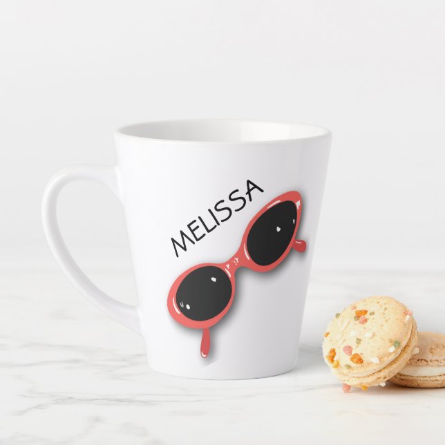 Tasse Latte Lunettes de soleil rouges rétros PERSONNALISÉES (En situation)