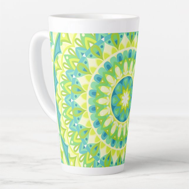 Tasse Latte Mandala vert inspiré de la nature dans un style bo (Angle gauche)