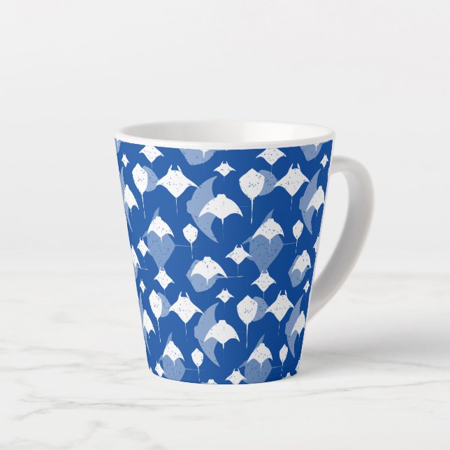 Tasse Latte Manta Rays et Stingrays Motif sur Ocean Blue (Angle droit)