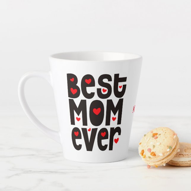 Tasse Latte Meilleure maman Jour Typographie Nom Coeurs Rouge  (En situation)