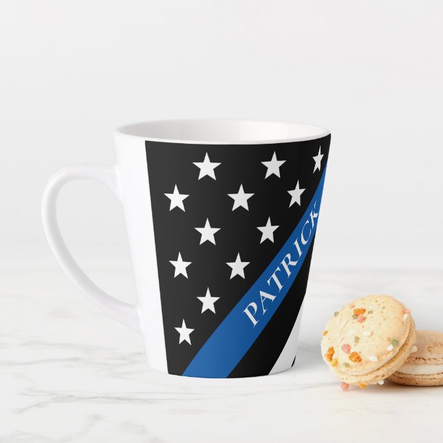Tasse Latte Mince Ligne bleue Police Indicateur Nom du monogra (En situation)
