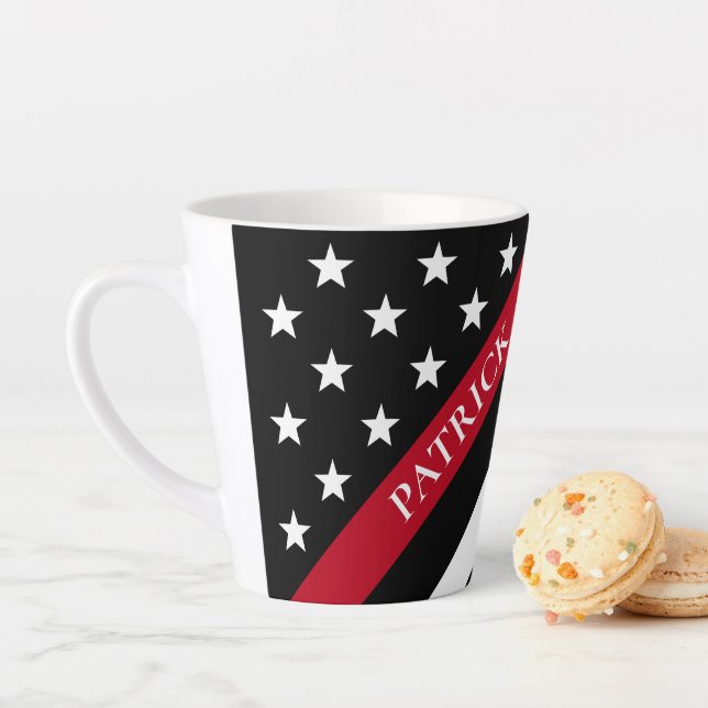Tasse Latte Mince Red Line Firefighter Drapeau Nom du monogram (En situation)