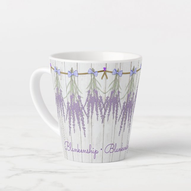 Tasse Latte Modèle de monogramme à fleurs de lavande rustique (Angle gauche)