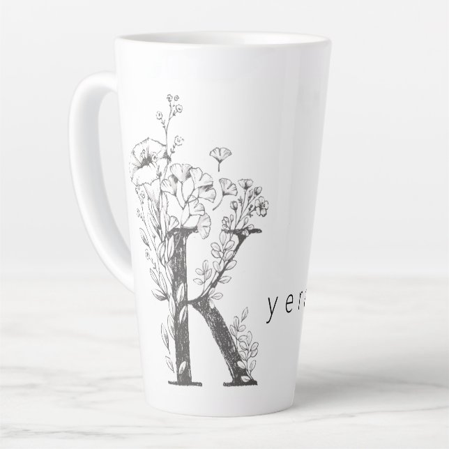 Tasse Latte Monogramme botanique floral "K" Texte personnalisé (Angle gauche)