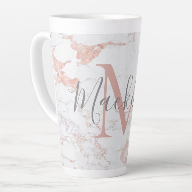 Tasse Latte Monogramme en marbre Rose or tendance chic (Angle gauche)