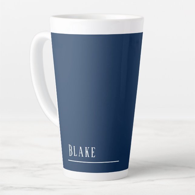 Tasse Latte monogramme personnalisé, bleu marine moderne (Angle gauche)