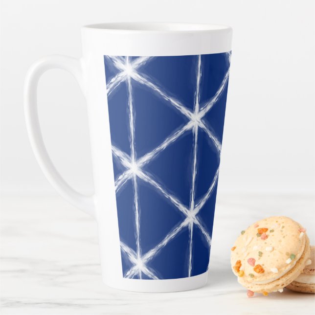 Tasse Latte Motif de lignes Shibori bleu et blanc (En situation)