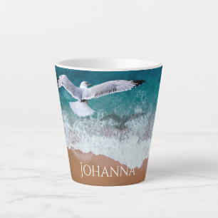 Tasse Latte Mouette au-dessus de la mer
