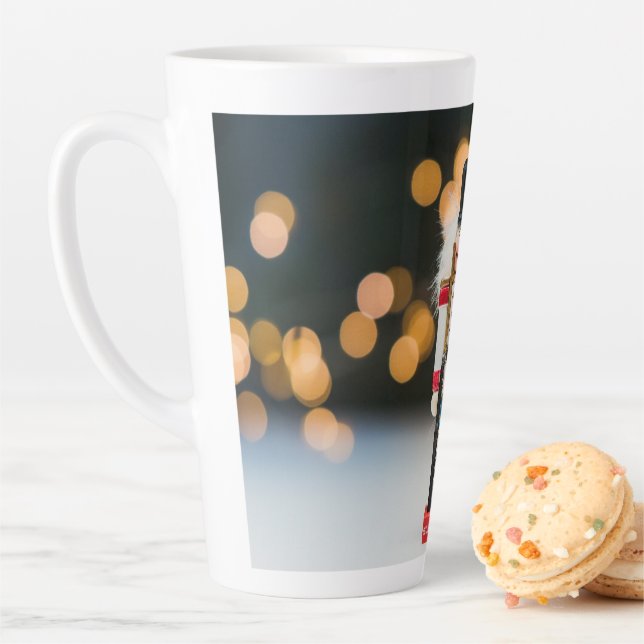 Tasse Latte Noël SlipperyJoe nutcracker figurine ornement (En situation)
