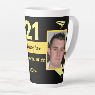 Tasse Latte Noir et jaune avec nom photo de 21e anniversaire