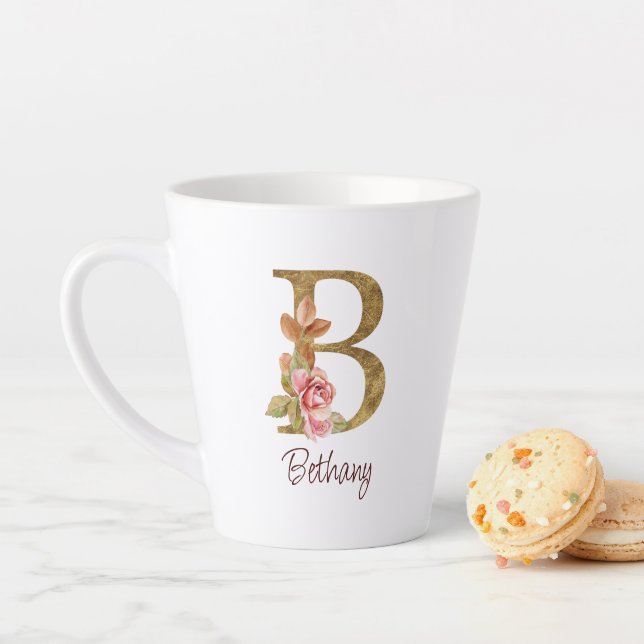 Tasse Latte Nom personnalisé Blush Roses Rose lettre B feuille (En situation)