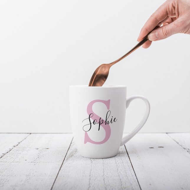 Tasse Latte Nom personnalisé moderne Monogramme rose (Créateur téléchargé)