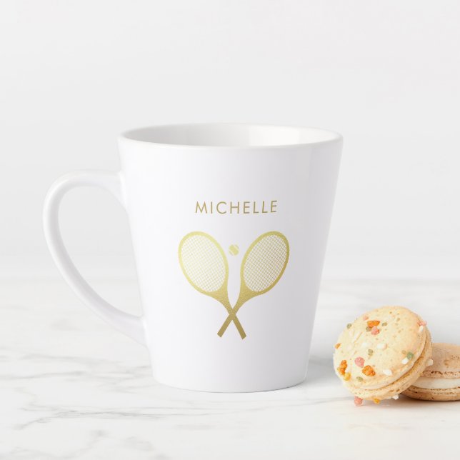 Tasse Latte Nom personnalisé Tennis tendance (En situation)