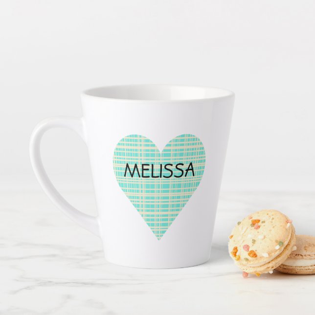 Tasse Latte NOM sur le mignon coeur turquoise et jaune (En situation)