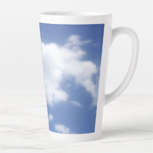Tasse Latte nuages dans un ciel bleu