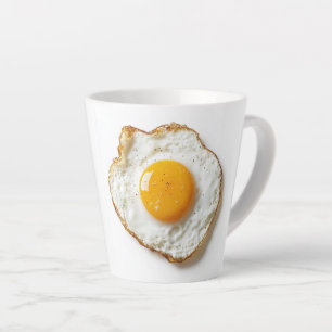 Tasse Latte Oeuf parfaitement frit avec des arêtes de croupe e
