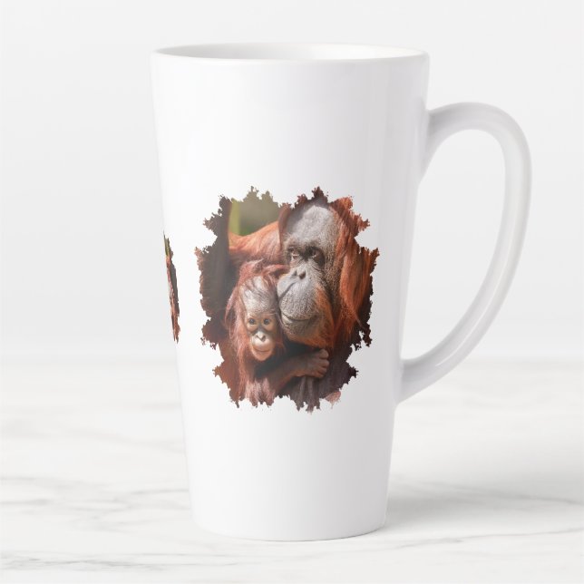 Tasse Latte Orangutan bébé souriant dans les bras de la mère (Droite)