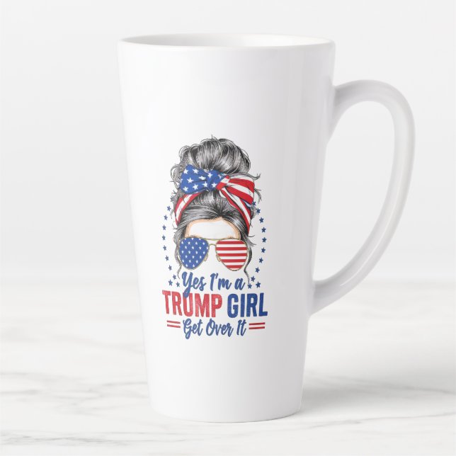 Tasse Latte Oui, je suis une fille de Trump qui s'en remet (Droite)