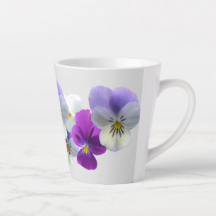 Tasse Latte Pansies violettes et blanches Lumineuses en latte