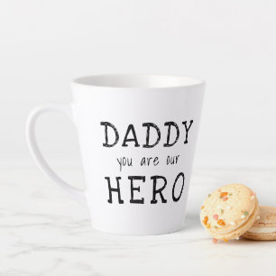Tasse Latte Papa tu es notre Héros Typographie Fête des Pères