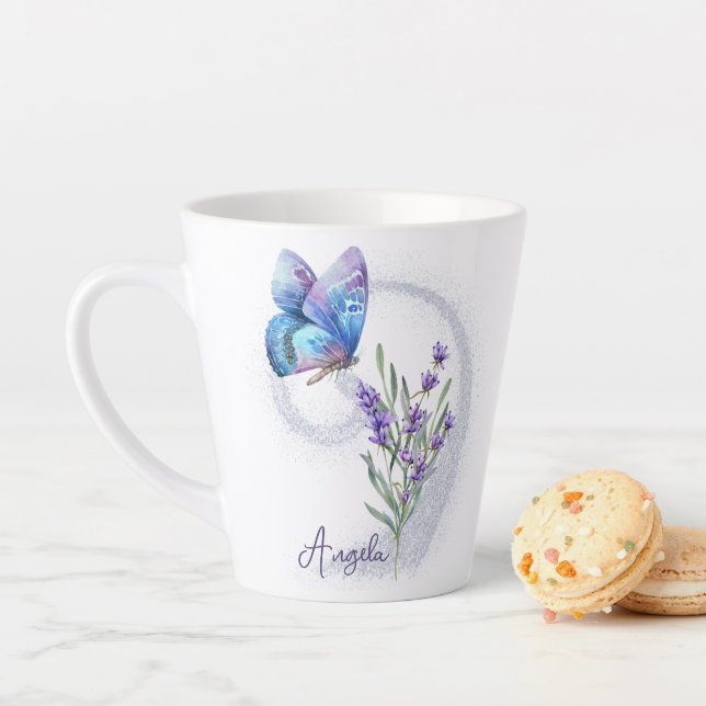 Tasse Latte Papillon bleu et lavande personnalisée (En situation)